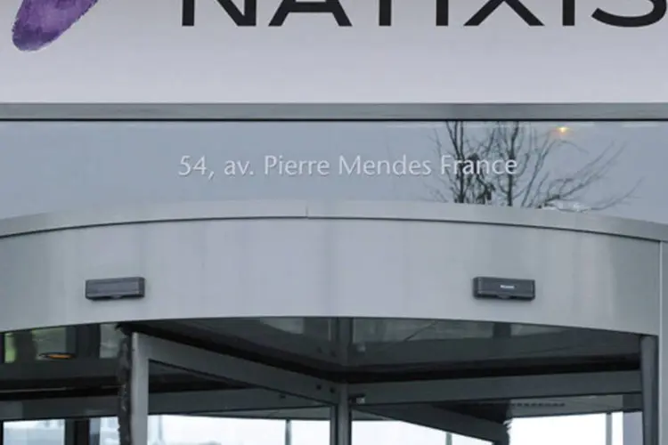 
	Ag&ecirc;ncia do banco Natixis em Paris: corte de empregos ir&aacute; afetar a maior parte das linhas de neg&oacute;cio da empresa
 (Fabrice Dimier/Bloomberg)