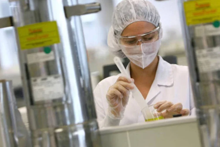 
	Trabalhador em uma f&aacute;brica: &nbsp;ind&uacute;stria qu&iacute;mica re&uacute;ne, aproximadamente, 180 mil trabalhadores nos polos espalhados pelo Pa&iacute;s e mais de 400 mil indiretos
 (EXAME.com)