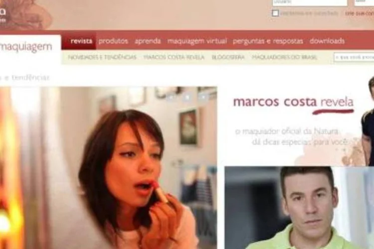 Um dos destaques do adoromaquiagem é o recurso de maquiagem virtual (.)