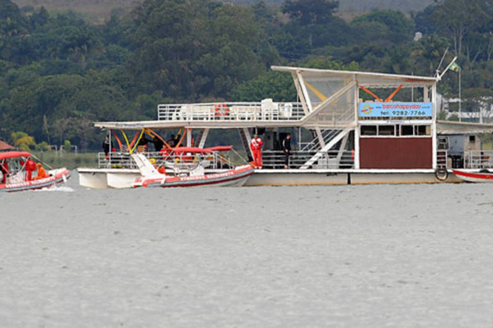 Lancha atinge embarcação que afundou no lago Paranoá