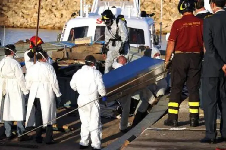 Corpo de um imigrante é levado para o porto de Pozzallo, Sicília (Giovanni Isolino/AFP)