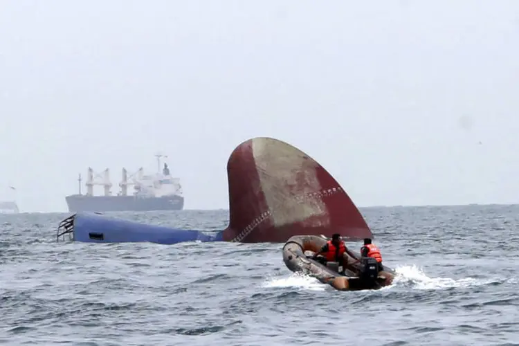 
	Resgate: a balsa navegava na costa de Sulawesi, na Indon&eacute;sia, quando naufragou na noite de s&aacute;bado
 (Antara Foto / Reuters)