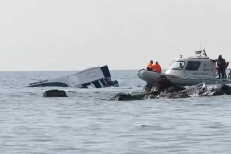 
	Naufr&aacute;gio: um barco da Guarda Costeira italiana resgatou outros 750 ilegais, que viajavam a bordo de seis barcos diferentes
 (REUTERS/Reuters TV)