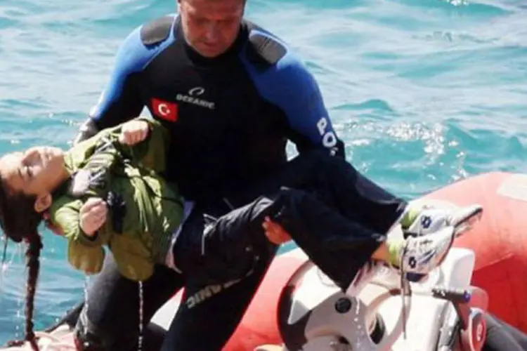 
	Mergulhador resgata uma jovem passageira do naufr&aacute;gio na Turquia: at&eacute; o in&iacute;cio da tarde, 46 pessoas haviam sido resgatadas com vida
 (AFP)