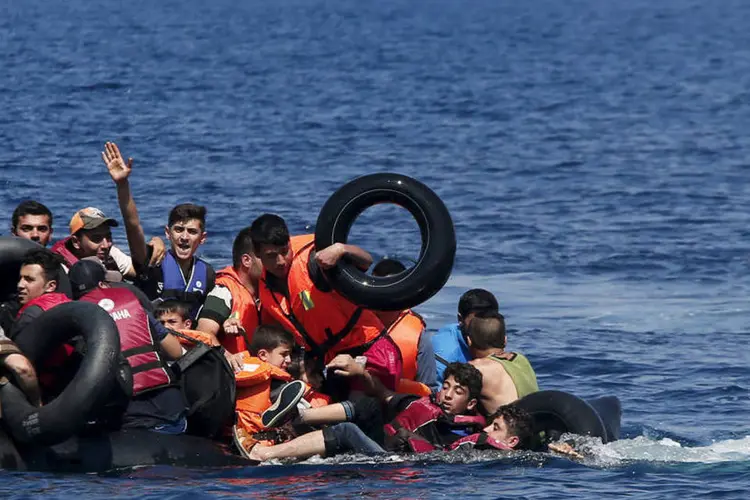 
	Refugiados &agrave; deriva ap&oacute;s naufr&aacute;gio perto da ilha grega de Farmakonissi
 (REUTERS/Alkis Konstantinidis)