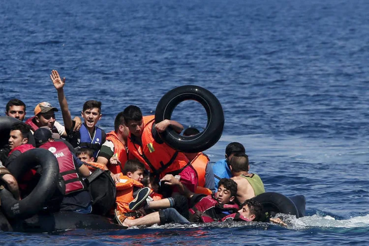 
	Refugiados ap&oacute;s naufr&aacute;gio: 95 pessoas foram resgatadas com vida pela Guarda-Costeira l&iacute;bia, uma crian&ccedil;a de 10 anos morreu
 (REUTERS/Alkis Konstantinidis)