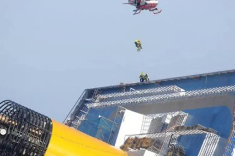 Trabalho de resgate é feito com helicóptero nesta sexta-feira, quando os trabalhos foram retomados após interrupção nos dois dias anteriores (Vincenzo Pinto/AFP)