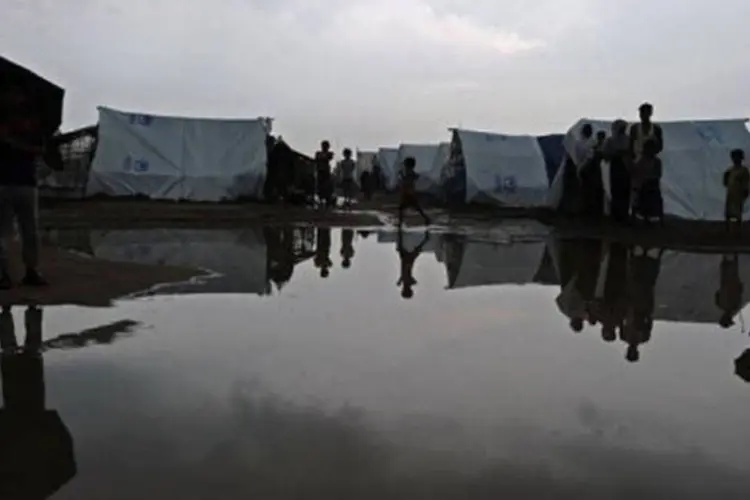 
	Mu&ccedil;ulmanos rohingyas s&atilde;o fotografados em um campo de refugiados em Sittwe, em Mianmar: milhares fugiram de Mianmar nas &uacute;ltimas d&eacute;cadas para escapar das persegui&ccedil;&otilde;es
 (Christophe Archambault/AFP)