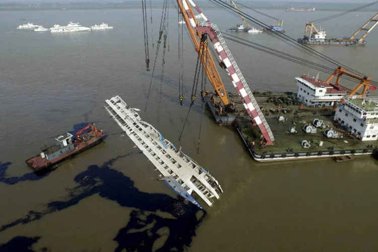 
	Naufr&aacute;gio na China: apenas 14 sobreviventes, um deles o capit&atilde;o, foram encontrados
 (Reuters)
