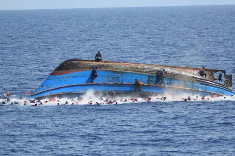 
	Naufr&aacute;gio: As pessoas foram retiradas de 25 botes e um barco, ao norte da costa da L&iacute;bia
 (Marina Militare / Reuters)