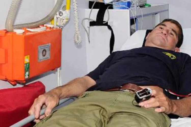 
	O n&aacute;ufrago Jos&eacute; Salvador Alvarenga &eacute; transportado por uma ambul&acirc;ncia em El Salvador: o m&eacute;dico destacou que Alvarenga &quot;n&atilde;o tem del&iacute;rios&quot; e &quot;n&atilde;o apresenta transtorno mental grave&quot;
 (Rene Quintanilla/AFP)