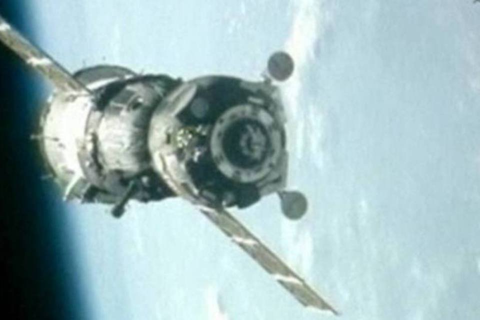 Nave russa com três tripulantes se acopla com sucesso à ISS