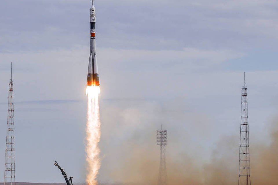 Nave tripulada russa Soyuz é lançada ao espaço