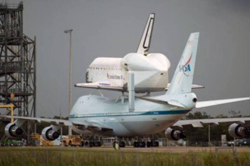 Nave Endeavour inicia última viagem presa a um Boeing 747