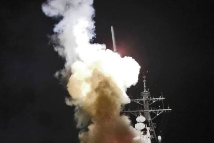 Kadafi continua na ofensiva mesmo sob ataque (U.S. Navy)