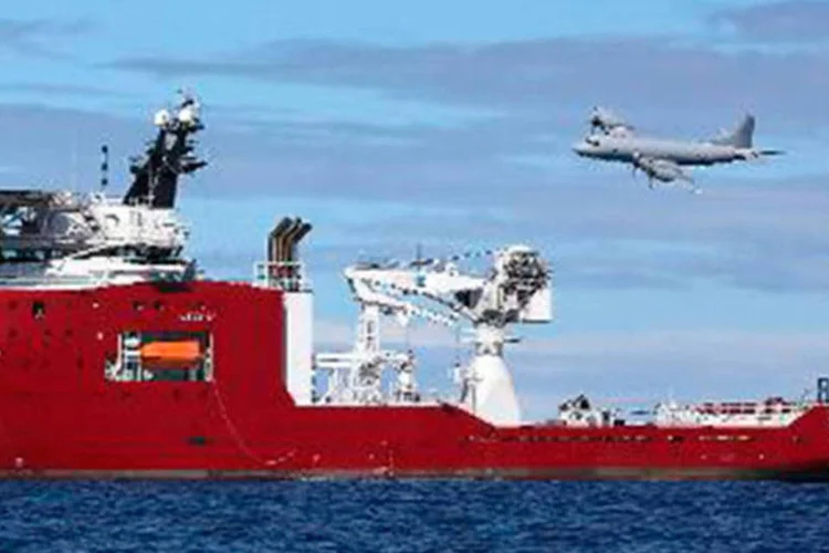 
	Navio australiano que participa nas opera&ccedil;&otilde;es de busca do voo MH370: &quot;n&atilde;o estamos dizendo que &eacute; o MH370. No entanto, achamos que &eacute; uma pista&quot;, diz&nbsp;porta-voz
 (LSIS BRADLEY DARVILL/AFP)