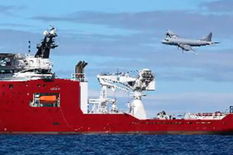 
	Navio australiano que participa nas opera&ccedil;&otilde;es de busca do voo MH370: o navio&nbsp;detectou dois novos sinais &quot;compat&iacute;veis&quot; com as emiss&otilde;es das caixas pretas do avi&atilde;o
 (LSIS BRADLEY DARVILL/AFP)