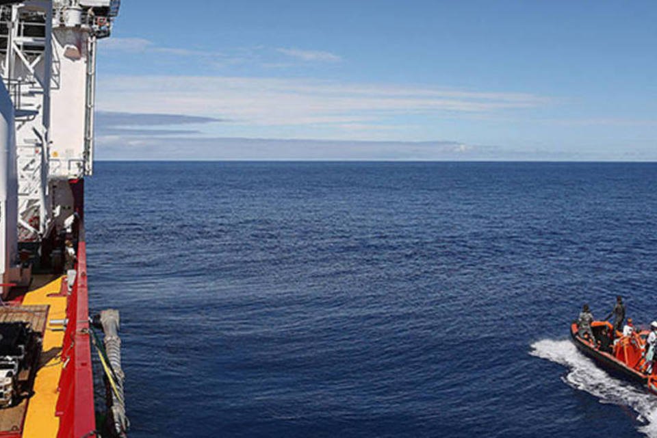 Navio australiano capta 2 novos possíveis sinais de avião