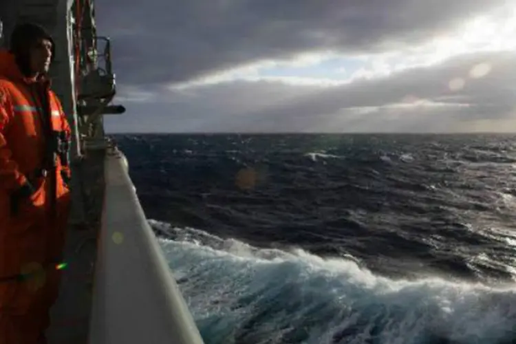 
	T&eacute;cnico observa o oceano a partir de navio australiano em busca de destro&ccedil;os do avi&atilde;o da Malaysia Airlines
 (Defensa Australia/AFP)
