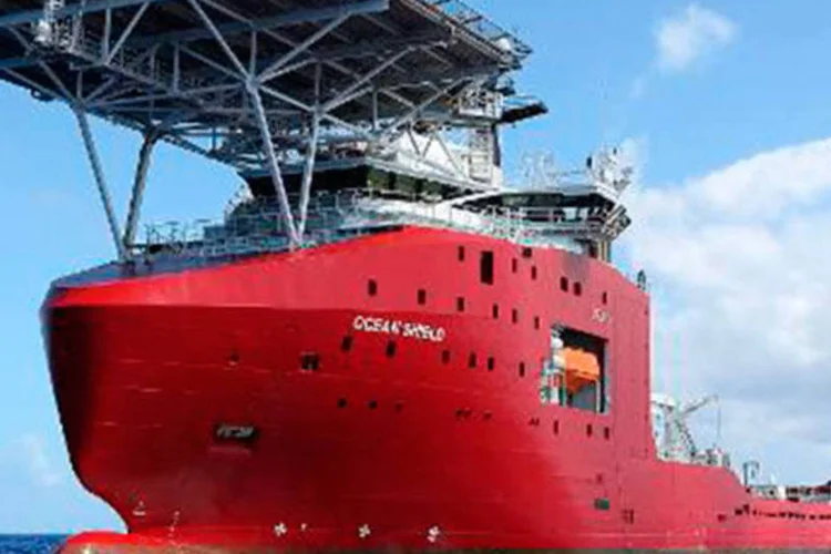 
	Navio australiano Ocean Shield durante as opera&ccedil;&otilde;es de busca dos destro&ccedil;os do voo MH370 da Malaysia Airlines no Oceano &Iacute;ndico: um dos contatos durou mais de duas horas
 (LSIS Bradley Darvill/AFP)