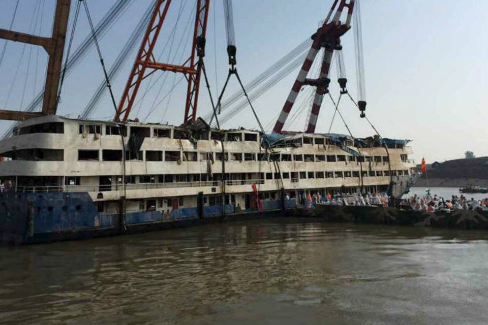 Sobe para 396 número de mortos em navio naufragado na China