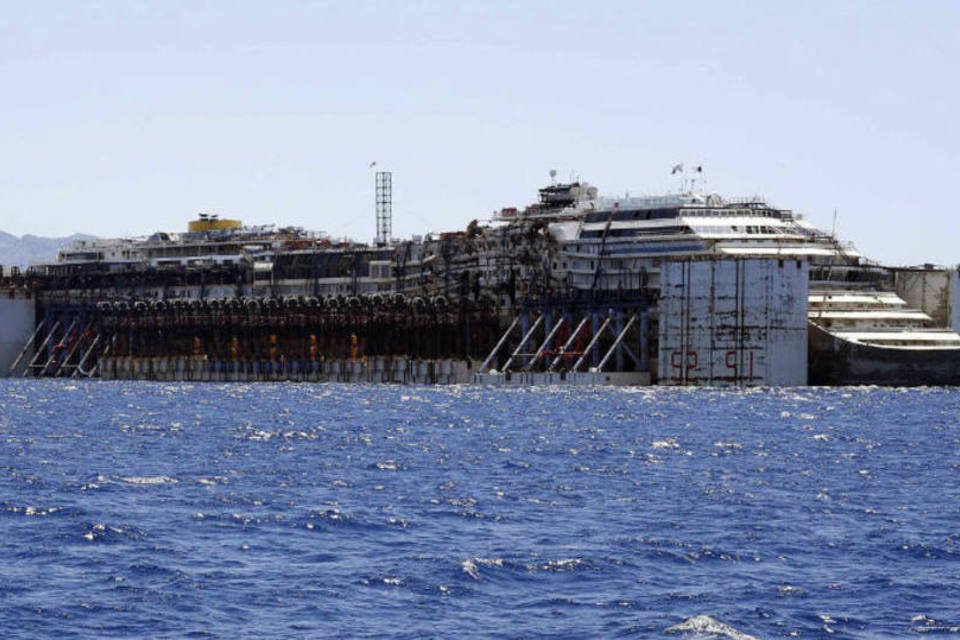 Navio Costa Concordia chega a Gênova para desmonte