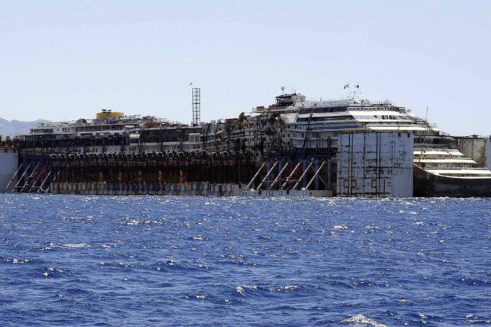 Começa transferência do cruzeiro Costa Concordia a Gênova