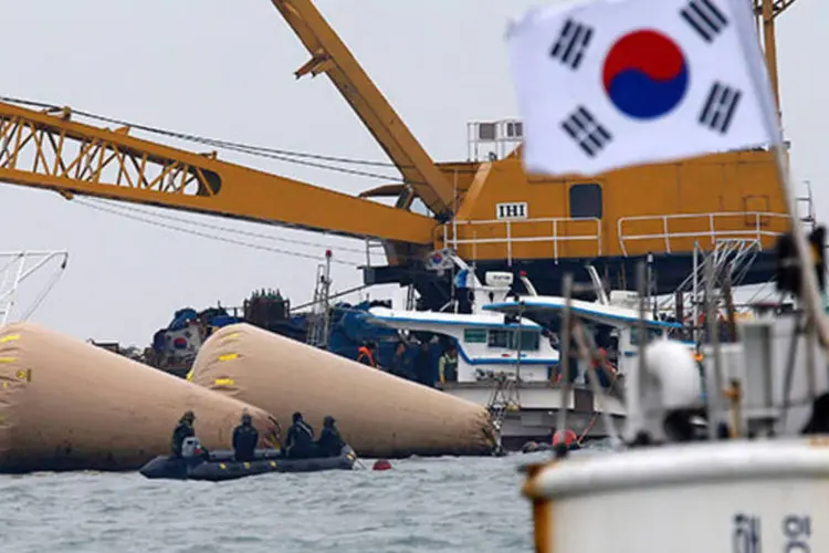 
	Resgate das v&iacute;timas do navio sul-coreano que naufragou: j&aacute; n&atilde;o h&aacute; muitas esperan&ccedil;as de se encontrar sobreviventes
 (REUTERS/Kim Kyung-Hoon)