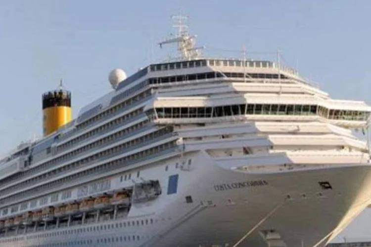 O Costa Concordia no porto de Roma: quase 300 metros de extensão (Vincenzo Pinto/AFP)