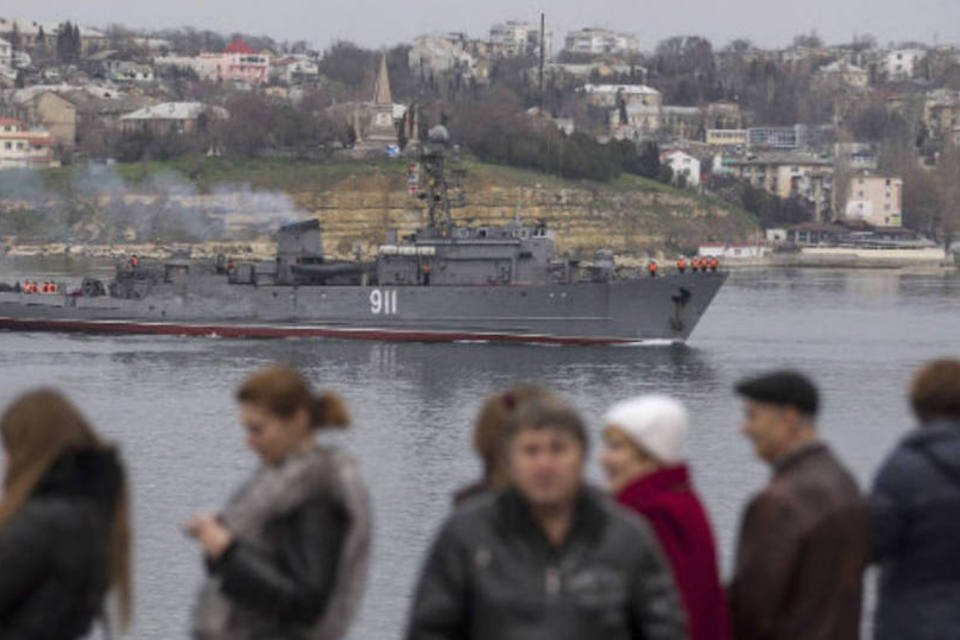 Bandeira russa é vista em unidades e navios ucranianos