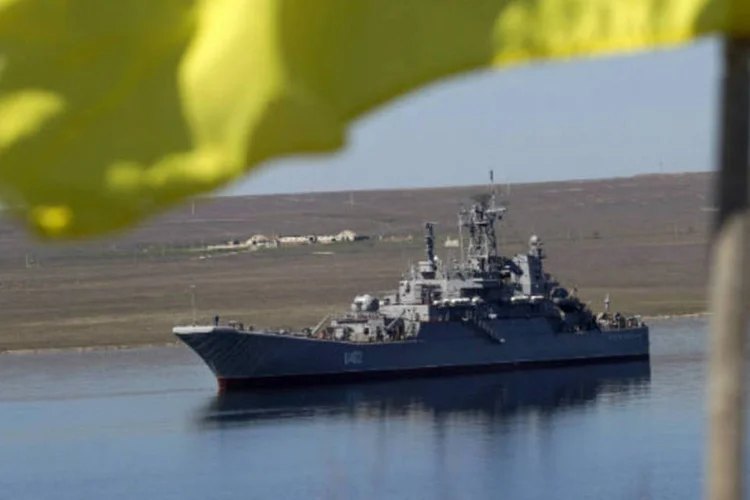 O navio de desembarque Konstantin Olshansky, na Crimeia: "vieram atrás de nós", afirmou Dmitri Kovalenko, capitão do navio (Baz Ratner/Reuters)