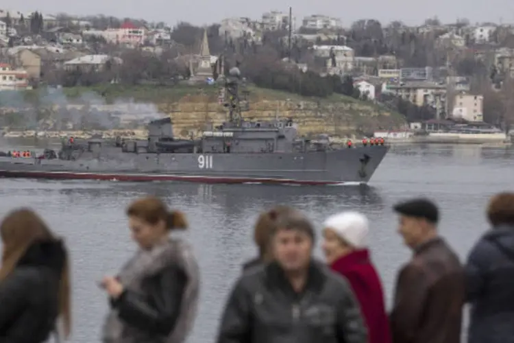 
	Pessoas observam navio russo na Crimeia: em 2011, a Fran&ccedil;a assinou com Moscou um contrato para a venda de dois navios da classe Mistral por um valor superior a 1 bilh&atilde;o de d&oacute;lares
 (Baz Ratner/Reuters)