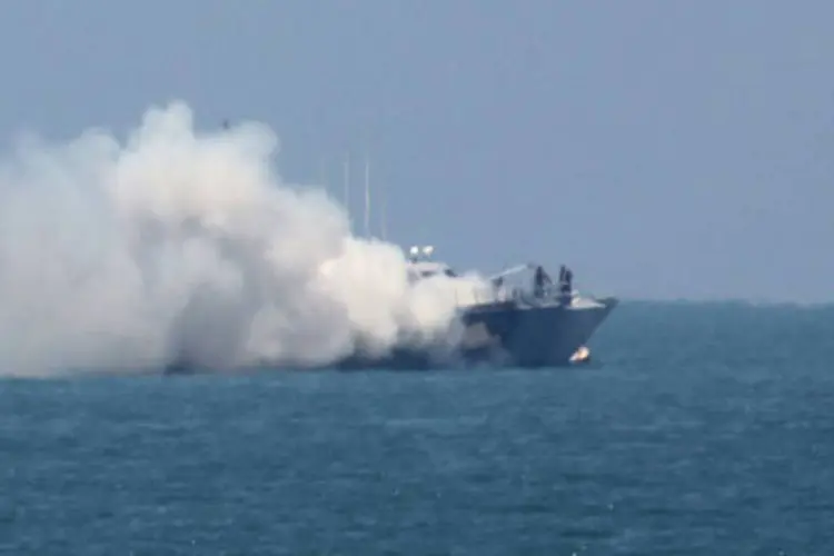 
	Navio eg&iacute;pcio supostamente atacado pelo EI: fuma&ccedil;a toma conta de um navio eg&iacute;pcio na fronteira com a Faixa de Gaza
 (AFP / Said Khatib)
