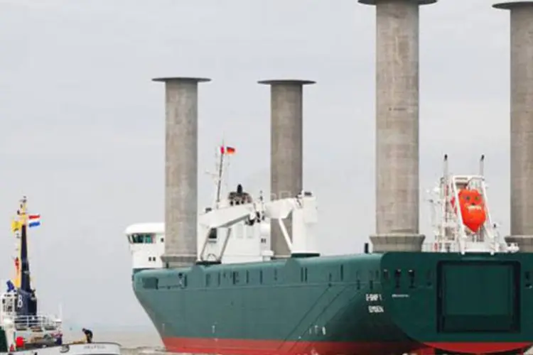 As quatro torres cilíndricas de 27 metros de altura por quatro metros de diâmetro que emergem do convés são rotores eólicos capazes de captar a energia do vento para auxiliar a propulsão a diesel do navio. (Divulgação)