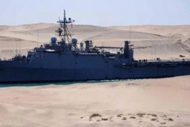 Navio cruza o Canal de Suez a caminho da costa líbia (AFP)