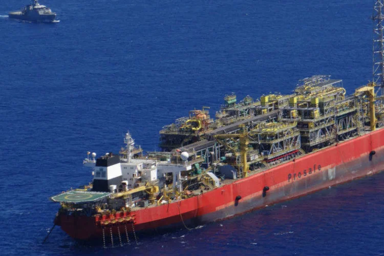 
	Navio-plataforma FPSO Cidade de S&atilde;o Mateus que prestava servi&ccedil;os &agrave; Petrobras, ap&oacute;s explos&atilde;o, no litoral do Esp&iacute;rito Santo: seis morreram
 (Marinha do Brasil/Fotos Públicas)