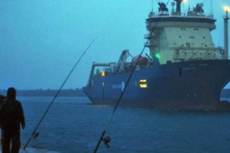 Os corpos chegaram ao porto de Bayonne a bordo do navio Ile-de-Sein
 (Pierre Andrieu/AFP)