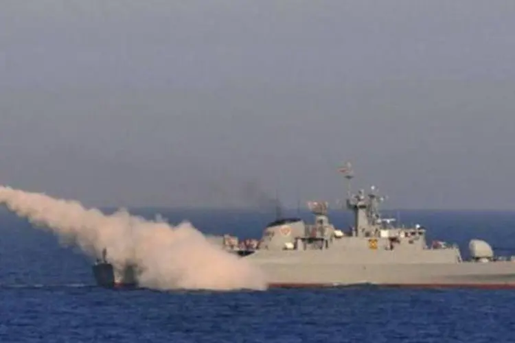Navio iraniano lança míssil: país tem importante arsenal para curto, médio e longo alcance (Rouholla Vahdati/AFP)