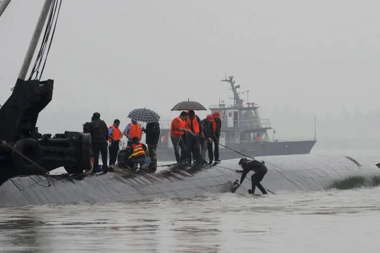 Equipes de resgate fazem busca em navio na China (REUTERS/China Daily)