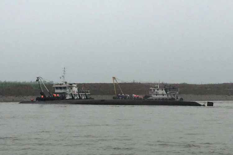 
	O navio viajava entre duas antigas capitais chinesas, Nankin e Chongqing. O naufr&aacute;gio aconteceu na regi&atilde;o de Jianli
 (REUTERS/Chen Zhuo/Yangzi River Daily)