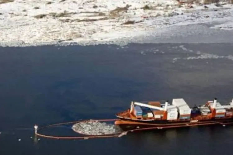 Navio Godafoss, que vazou petróleo na costa norueguesa (Linn Cathrin Olsen/AFP)