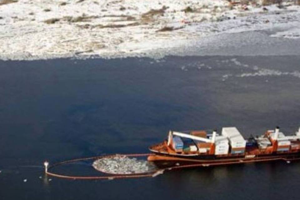 Navio vaza petróleo na única reserva marinha da Noruega