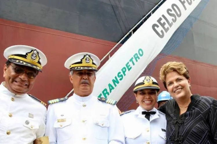 Presidente Dilma Rousseff posa pra foto com tripulação do Navio Celso Furtado (Roberto Stuckert Filho/PR)