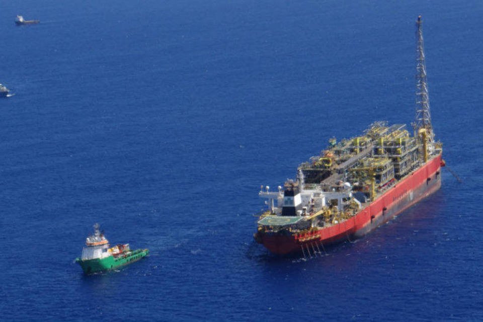 Corpo de 6ª vítima de acidente em navio é enterrado