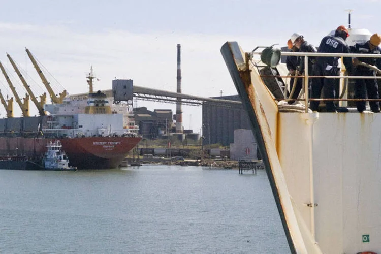 Operários trabalhando na construção de um navio petroleiro em Lagos, na Nigéria (Eddie Seal/Bloomberg News)