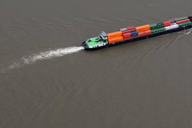 Navio no rio Reno: causa do acidente com o ácido sulfúrico ainda é desconhecida (Vladimir Rys/Getty Images)