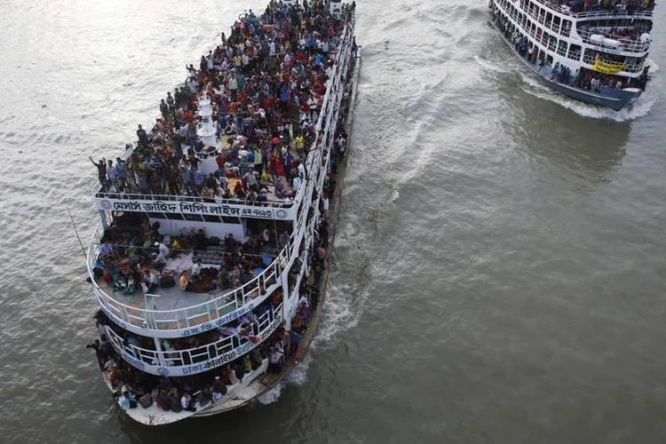 
	Um navio em Bangladesh: na maioria dos casos, afundamentos se devem &agrave; sobrecarga
 (Reuters/Andrew Biraj)