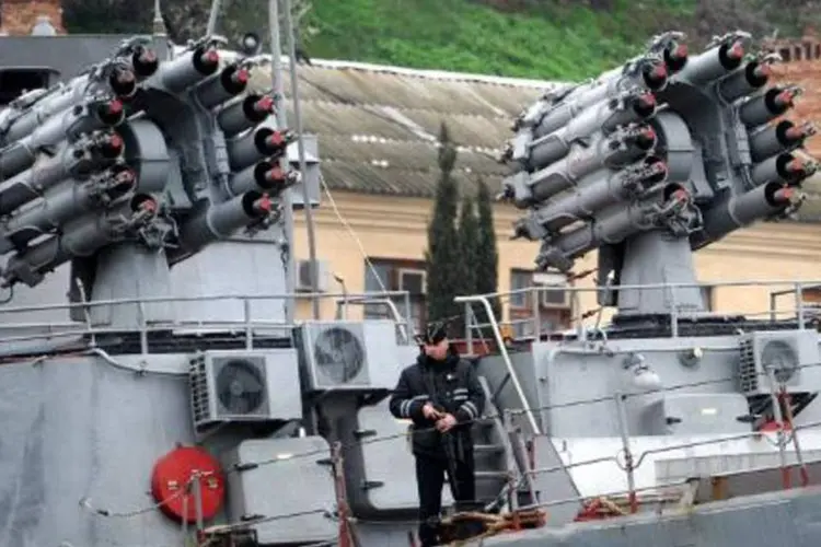 Navio militar russo na Baía de Sebastopol, Ucrânia: em 2012, as despesas caíram em 0,4%, mas o declínio acelerou chegando a 1,9% (Viktor Drachev/AFP)