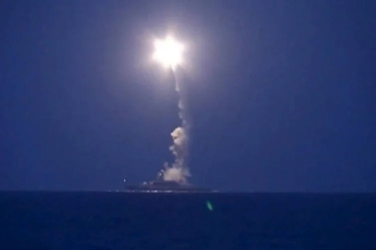 
	Navio russo dispara m&iacute;ssil do mar C&aacute;spio: segundo as autoridades russas, 26 m&iacute;sseis que partiram do navio atingiram as prov&iacute;ncias de Raqqa e Aleppo, no norte, e a prov&iacute;ncia de Idlib, no noroeste
 (Reuters)