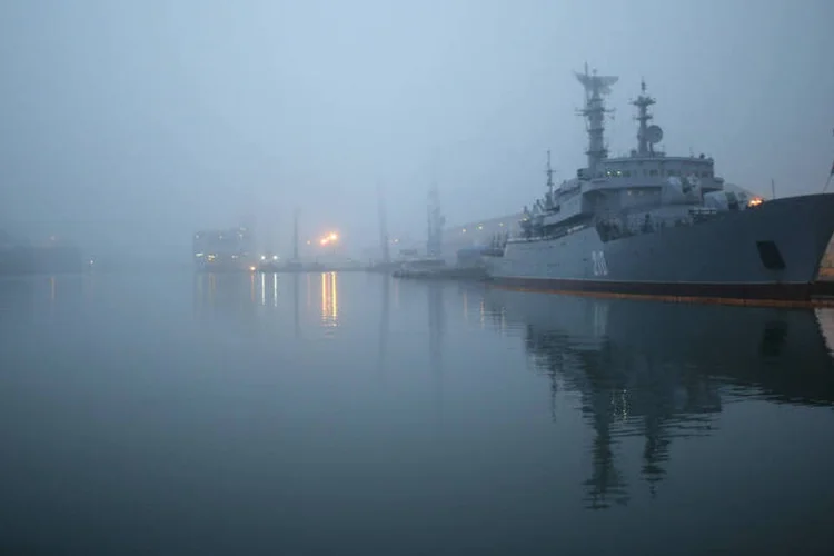 
	Os navios dispararam contra o hipot&eacute;tico inimigo, lan&ccedil;aram bombas de profundidade e participaram de um simulacro de guerra radioeletr&ocirc;nica
 (Stephane Mahe/Rússia)